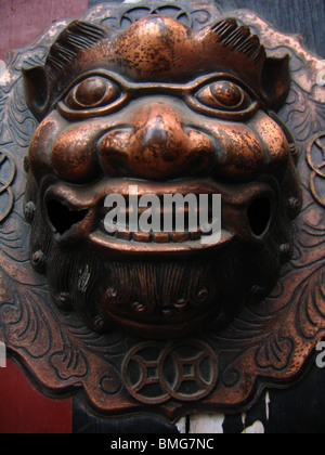 Bestia maniglia sagomata sul gate di un Hutong casa cortile, Pechino, Cina Foto Stock