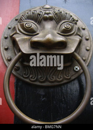 Bestia maniglia sagomata sul gate di un Hutong casa cortile, Pechino, Cina Foto Stock