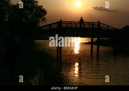 Tramonto spettacolare nel parco Yuanmingyuan, Pechino, Cina Foto Stock