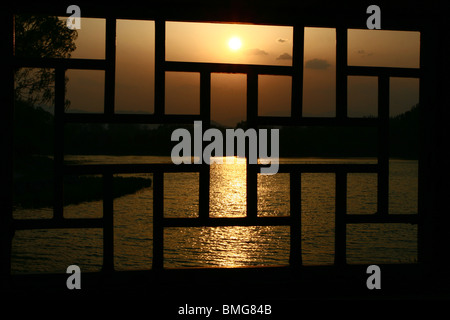 Tramonto spettacolare nel parco Yuanmingyuan, Pechino, Cina Foto Stock