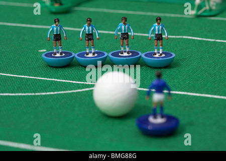 Free Kick parete di giocatori di football soccer reinacted scena con Subbuteo® table top football giocatori gioco Foto Stock