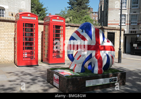 "Union Jack' baby elephant scultura, nella parte anteriore del telefono iconica scatole, in Piazza Orange, Pimlico Road, Londra, Regno Unito. Foto Stock