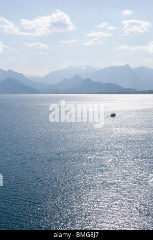 La Turchia Antalya - tempo libero in barca dalla città vecchia porto - in mare aperto con monti Taurus oltre Foto Stock