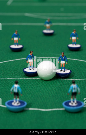 Kick Off o riavviare football soccer reinacted scena con Subbuteo® table top football giocatori gioco Foto Stock