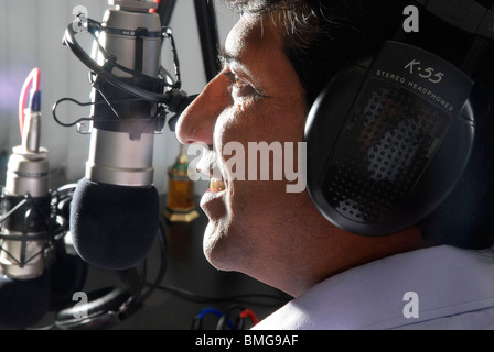 Shabir Qamar, Vice Presidente di ILM radio, radiodiffusione da studio di registrazione Foto Stock