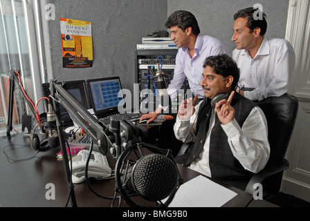 Shabir Qamar, Vice Presidente di ILM Radio, Sayed Zafariqbal, (Presidente),& Moheb Khan,(General Manager), la radiodiffusione da studio. Foto Stock