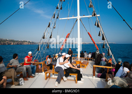 La Turchia Antalya - tempo libero in barca dalla città vecchia porto - la gente del posto e i turisti a bordo per un viaggio Foto Stock