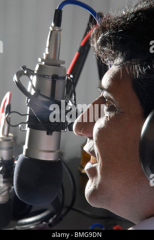 Shabir Qamar, Vice Presidente di ILM, Radio broadcast da studio. Foto Stock