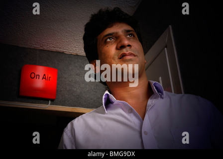 Shabir Qamar, Vice Presidente di ILM Radio, presso lo studio di Blackburn, Lancs, Regno Unito. Foto Stock