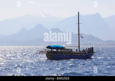 La Turchia Antalya - tempo libero in barca dalla città vecchia porto - in mare aperto con monti Taurus oltre Foto Stock