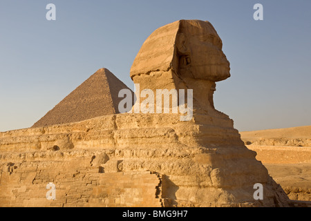 Kairo: Giza: la Grande Sfinge e piramide di Cheope Foto Stock