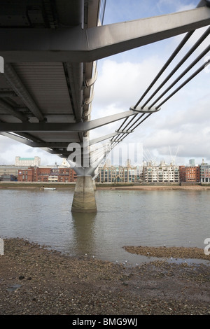 Una vista del Millennium Bridge e il fiume Tamigi, Londra. Foto Stock