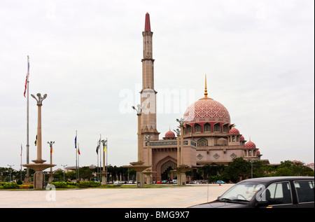 La Moschea Nazionale a Putrajaya, la nuova capitale amministrativa della Malesia Foto Stock