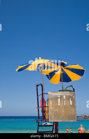 Bagnino torre sulla Spiaggia Amadores nel sud di Gran Canaria Foto Stock
