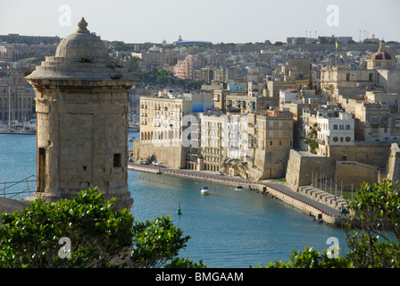 SENGLEA (L-ISLA), MALTA. Una vista di fronte del Porto Grande di La Valletta, con una vedette (torre di avvistamento) sulla sinistra. Foto Stock