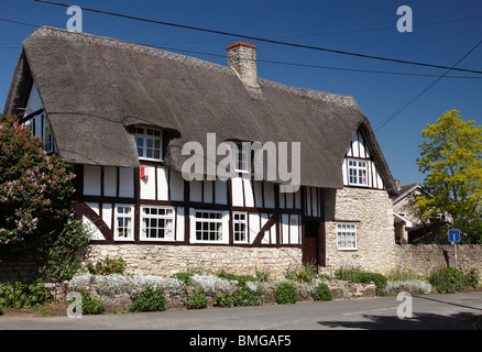 Tetto di Paglia cottage di campagna nel tradizionale villaggio inglese, "South Hinksey', Oxfordshire, England, Regno Unito Foto Stock