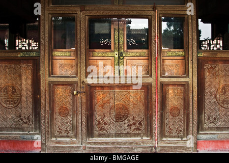 Due strati di porta di legno intagliate con motivi squisiti, Sala della Grande supremazia, Città Proibita a Pechino, Cina Foto Stock