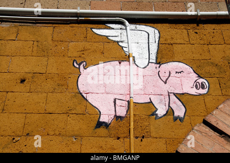 Flying Pig graffiti sul muro in roma italia Foto Stock