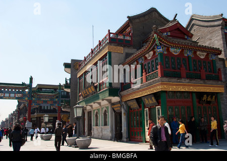 Starbucks Coffee e musulmano vecchio negozio di alimentari Yueshengzhai, Qianmen Street, Pechino, Cina Foto Stock