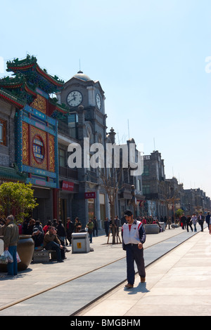 Architettura tradizionale cinese miscelato con lo stile coloniale architettura, Qianmen Street, Pechino, Cina Foto Stock