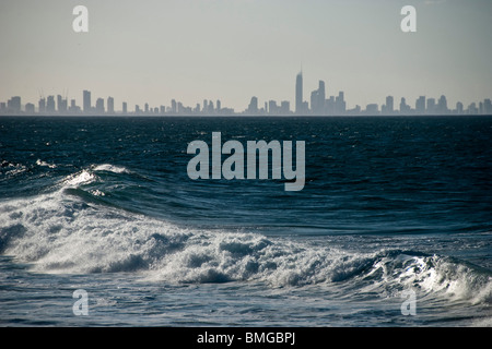 Una vista di Surfers Paradise grattacieli in un pomeriggio di inverno Foto Stock