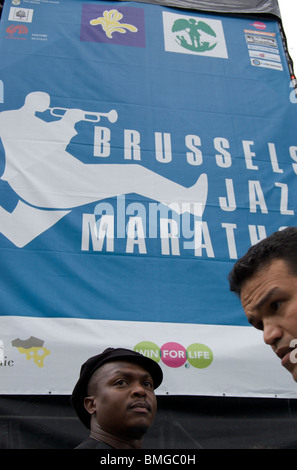 Persone davanti a un poster pubblicitari di Bruxelles Maratona Jazz Foto Stock