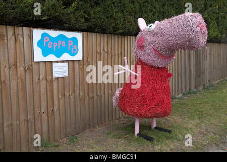 Peppa Pig al Bisterne Annual Scarecrow Festival, bisterne, New Forest National Park, Hampshire, Regno Unito nel mese di settembre Foto Stock