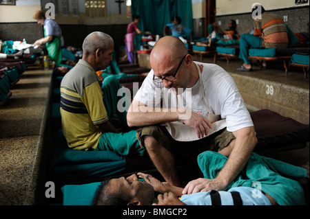 INDIA Kolkata, Kali Ghat, Nirmal Hriday - cuori puri - ospizio per i moribondi al tempio di Kali, fondata da Madre Teresa di Calcutta, volontari provenienti dall'Europa al lavoro Foto Stock