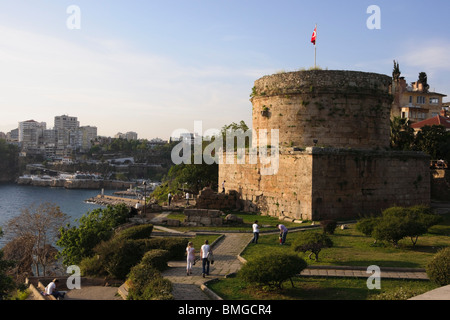 La Turchia Antalya - Torre Hidirlik molto inizio periodo classico parte delle difese della città vecchia Foto Stock