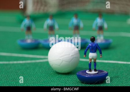 Free Kick con muro di giocatori di football soccer reinacted scena con Subbuteo® table top football giocatori gioco Foto Stock