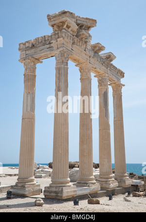 La Turchia Antalya - laterale, il Tempio di Apollo che è stato costruito in stile corinzio con marmo importati dalla Grecia Foto Stock