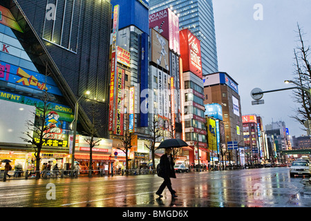 Strada trafficata scena in Akihabara, Tokyo, Giappone Foto Stock