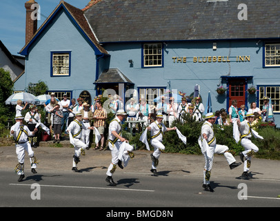 Morris Dancing in Thaxted e villaggi circostanti in North Essex, Gran Bretagna, Foto Stock