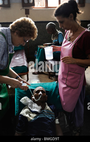 INDIA Kolkata, Kali Ghat, Nirmal Hriday - cuori puri - ospizio per i moribondi al tempio di Kali, fondata da Madre Teresa di Calcutta, volontari provenienti dall'Europa al lavoro Foto Stock