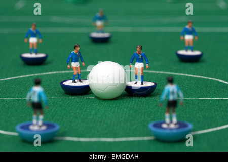 Kick Off o riavviare football soccer reinacted scena con Subbuteo® table top football giocatori gioco Foto Stock