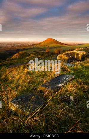 Prima luce su Roseberry Topping, Cleveland, Inghilterra Foto Stock