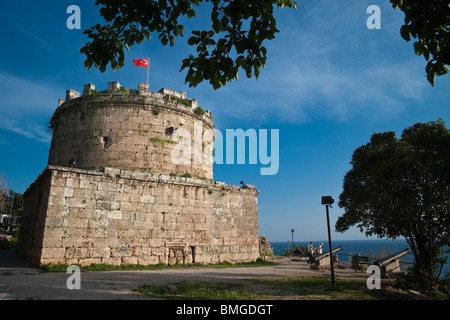 La Turchia Antalya - Torre Hidirlik molto inizio periodo classico parte delle difese della città vecchia Foto Stock