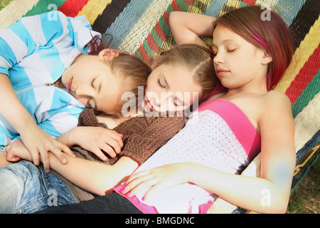 Edmonton, Alberta, Canada; tre ragazze di dormire su una amaca insieme Foto Stock