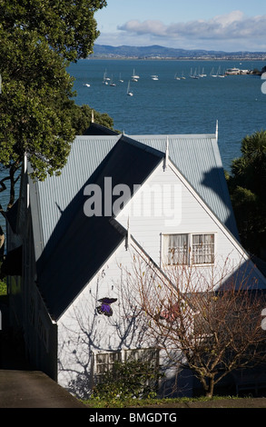 Un classico in legno home nel punto Northcote, con vista del porto di Waitemata di Auckland, Nuova Zelanda Foto Stock