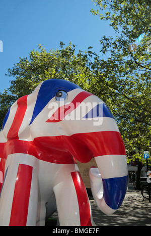 "Union Jack' baby elephant scultura, parte dell'Elephant Parade serie, in Piazza Orange, Pimlico Road, Londra, Regno Unito. Foto Stock