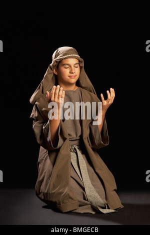 Ragazzo raffigurante un giovane Gesù Foto Stock