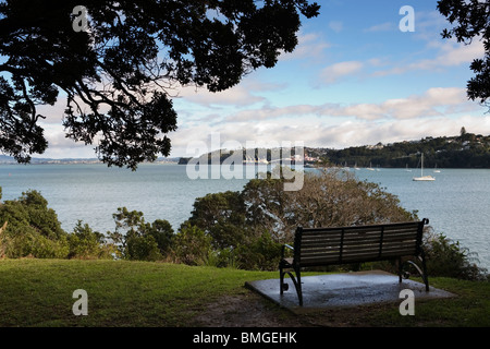 Un banco che si affaccia sul porto di Waitemata dal punto Northcote, Auckland, Nuova Zelanda Foto Stock