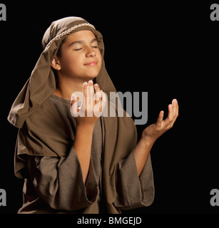 Ragazzo raffigurante un giovane Gesù Foto Stock