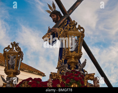 Semana Santa Velez Malaga Spagna effige di Cristo croce portante Foto Stock