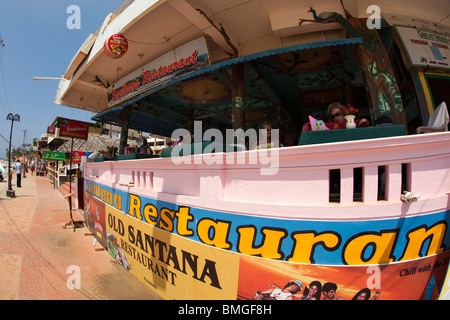 India Kerala, Kovalam, Spiaggia Lighhouse vecchio Santana ristorante uno dei più lunga istituito seaftont caffè Foto Stock