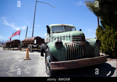 Il vecchio serbatoio arrugginito carrello al di fuori della mitica vetta Inn Cafe, Cajon Pass, nel sud della California, Stati Uniti d'America Foto Stock