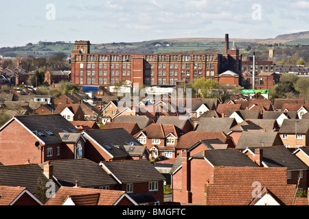 Moderno complesso residenziale e il vecchio mulino di cotone (pilota Mill) con mori oltre, Bury, Greater Manchester, Regno Unito Foto Stock