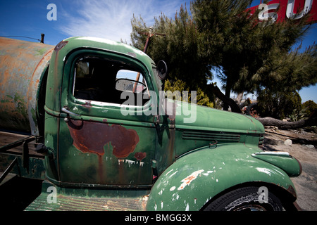 La cabina di un vecchio e rusty autobotte, al di fuori del Vertice leggendario Inn Cafe, CALIFORNIA, STATI UNITI D'AMERICA Foto Stock