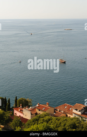 Vista aerea della cittadina istriana di Rovigno e il mare in croazia Foto Stock