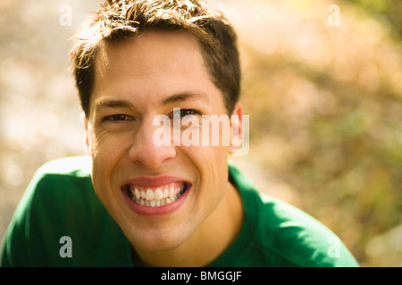 Willmar, Minnesota, Stati Uniti d'America; un giovane uomo con un grande sorriso Foto Stock